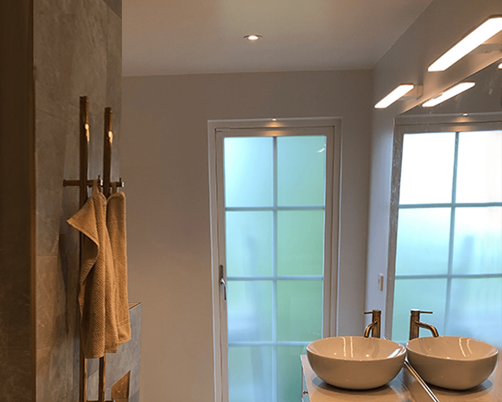 Aqua II 60cm Wit badkamerlamp Van Westal - De armatuur is dimbaar met een faseaansnijdingsdimmer.