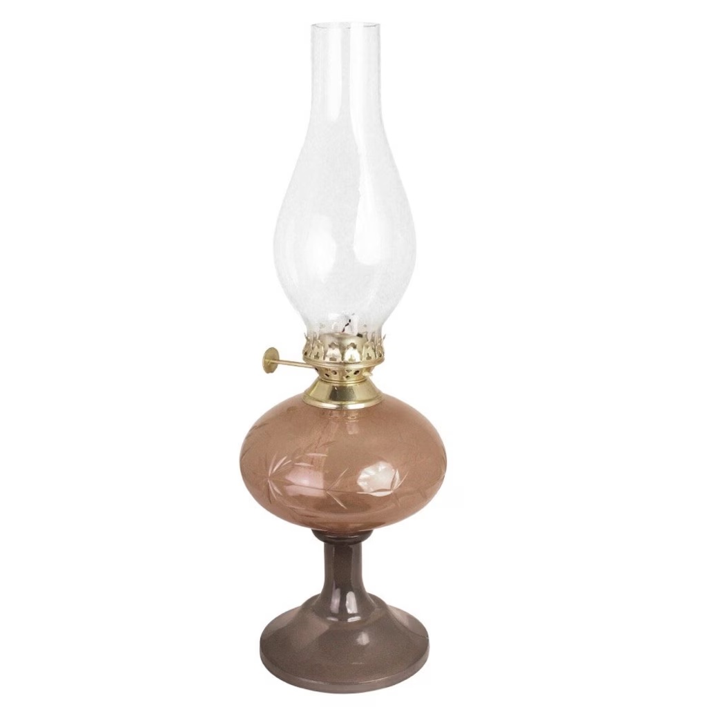 Esmeralda Bruin Van Strömshaga - De lamp is gemaakt van bruin glas met een decoratief geëtst patroon dat haar een romantische en ouderwetse uitstraling geeft.