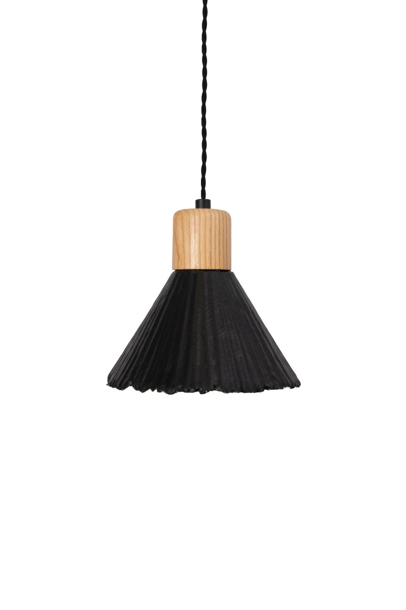 Linnea Ø16 Zwart hanglamp Van Globen Lighting - Het papier is gerecycled en ongebleekt en de bovenkant is zwart gelakt, wat een spannend contrast cre&euml;ert met de naturelkleurige houten lampenhouder.
