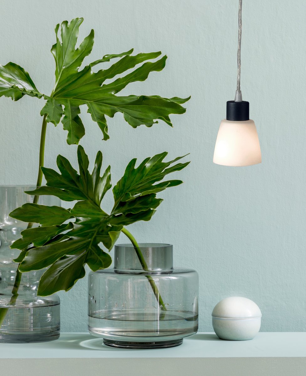 Småland Ø10 Wit raamlamp Van Aneta Lighting - De lamp heeft een snoer van 4 meter met schakelaar en EU-stekker.
