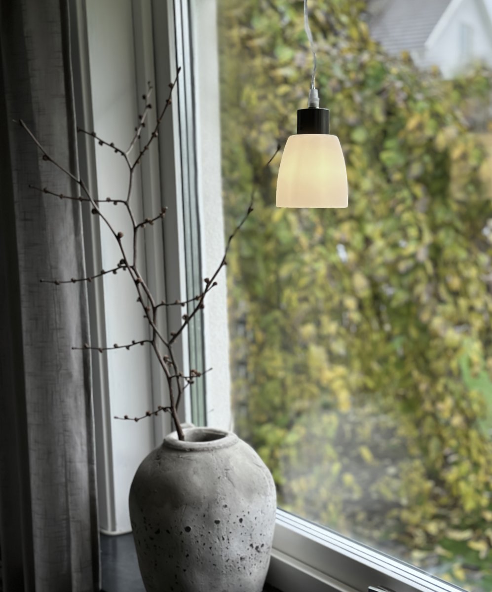 Småland Ø10 Wit raamlamp Van Aneta Lighting - De lamp heeft een snoer van 4 meter met schakelaar en EU-stekker.