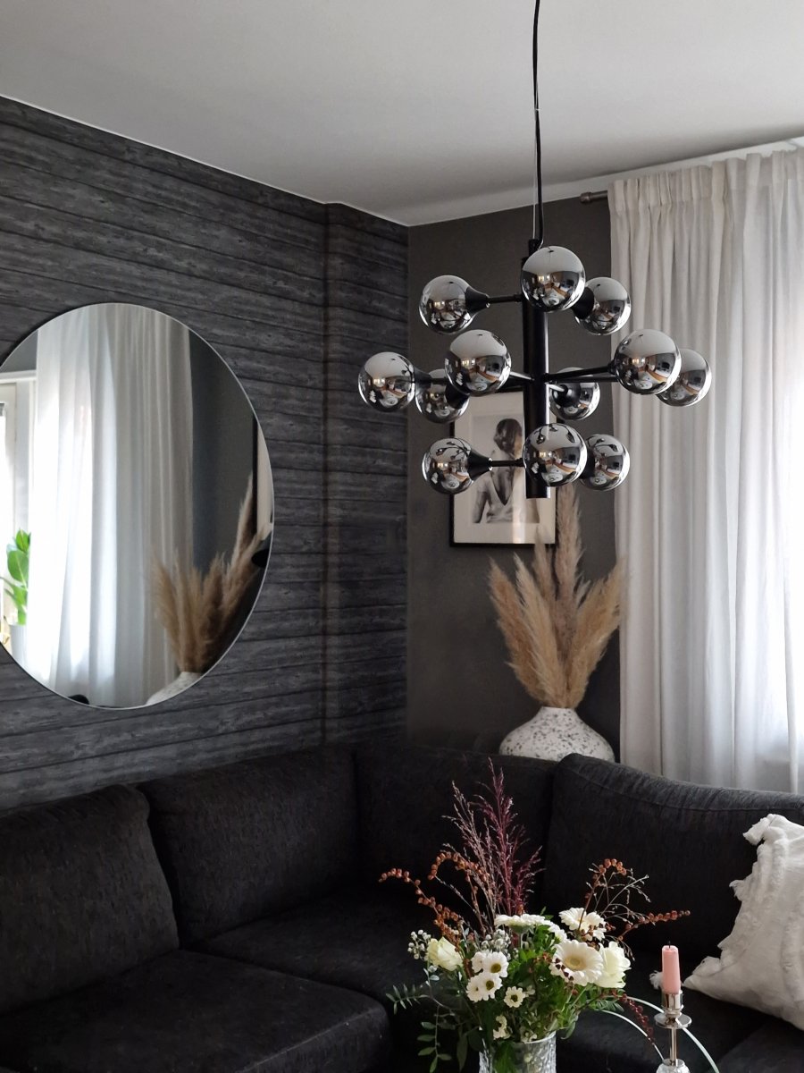 Cosmos Ø53 Zwart hanglamp Van Aneta Lighting - Cosmos plafondlamp in zwart gelakt metaal met 12 kappen van gerookt glas.