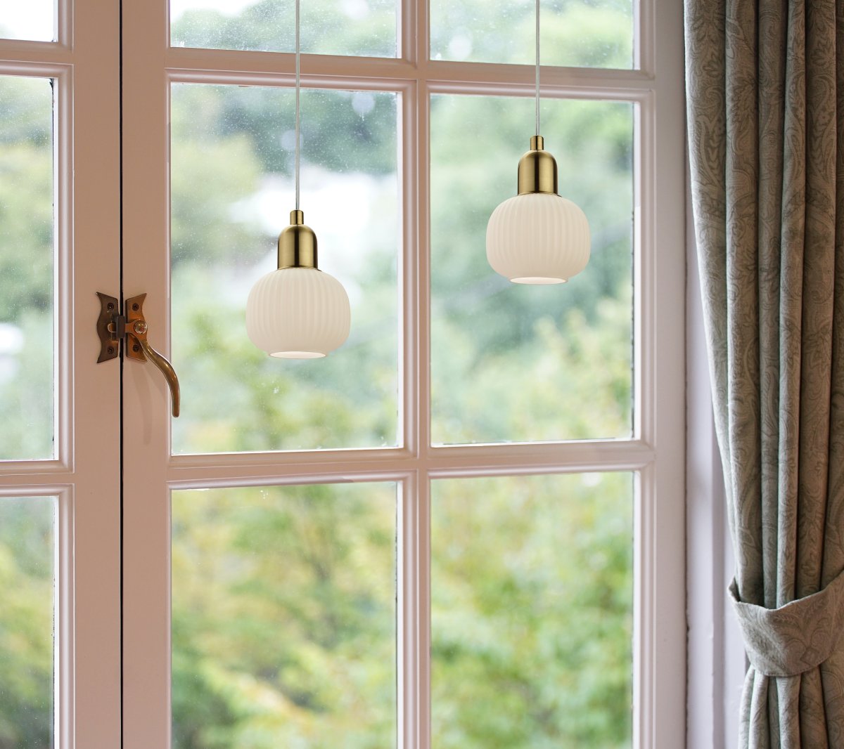 Elin Ø10 Mat messing raamlamp Van Aneta Lighting - Het snoer is 4 meter lang, heeft een middenstroomschakelaar en eindigt in een stekker.