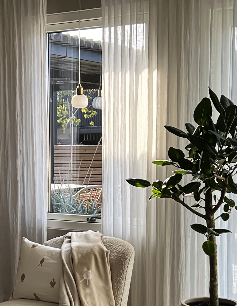 Elin Ø10 Mat messing raamlamp Van Aneta Lighting - Het snoer is 4 meter lang, heeft een middenstroomschakelaar en eindigt in een stekker.