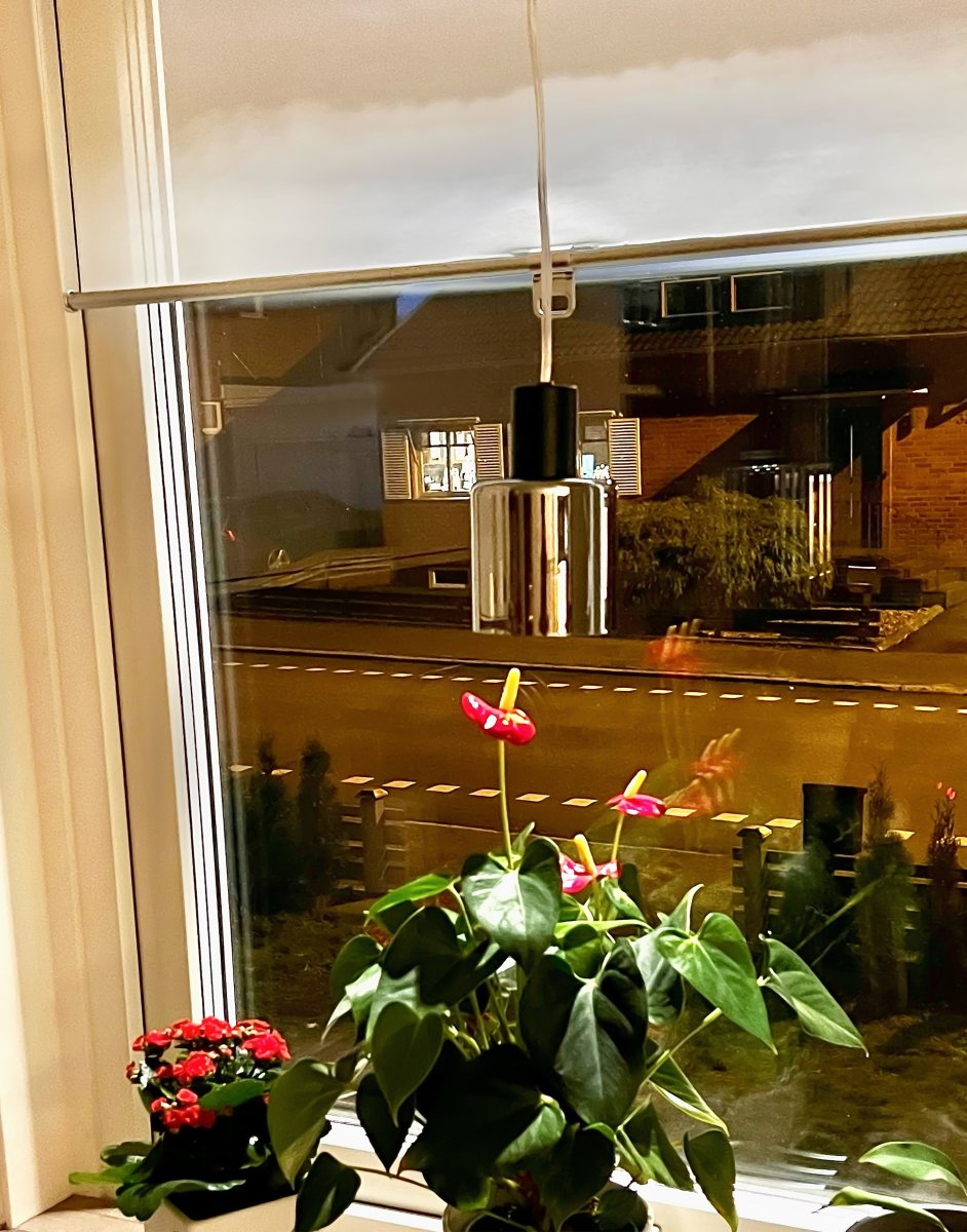 Cylinder Ø9 Zwart raamlamp Van Aneta Lighting - De lamp wordt met een beugel aan de kabel en stroomaansluiting met stekker gemonteerd.
