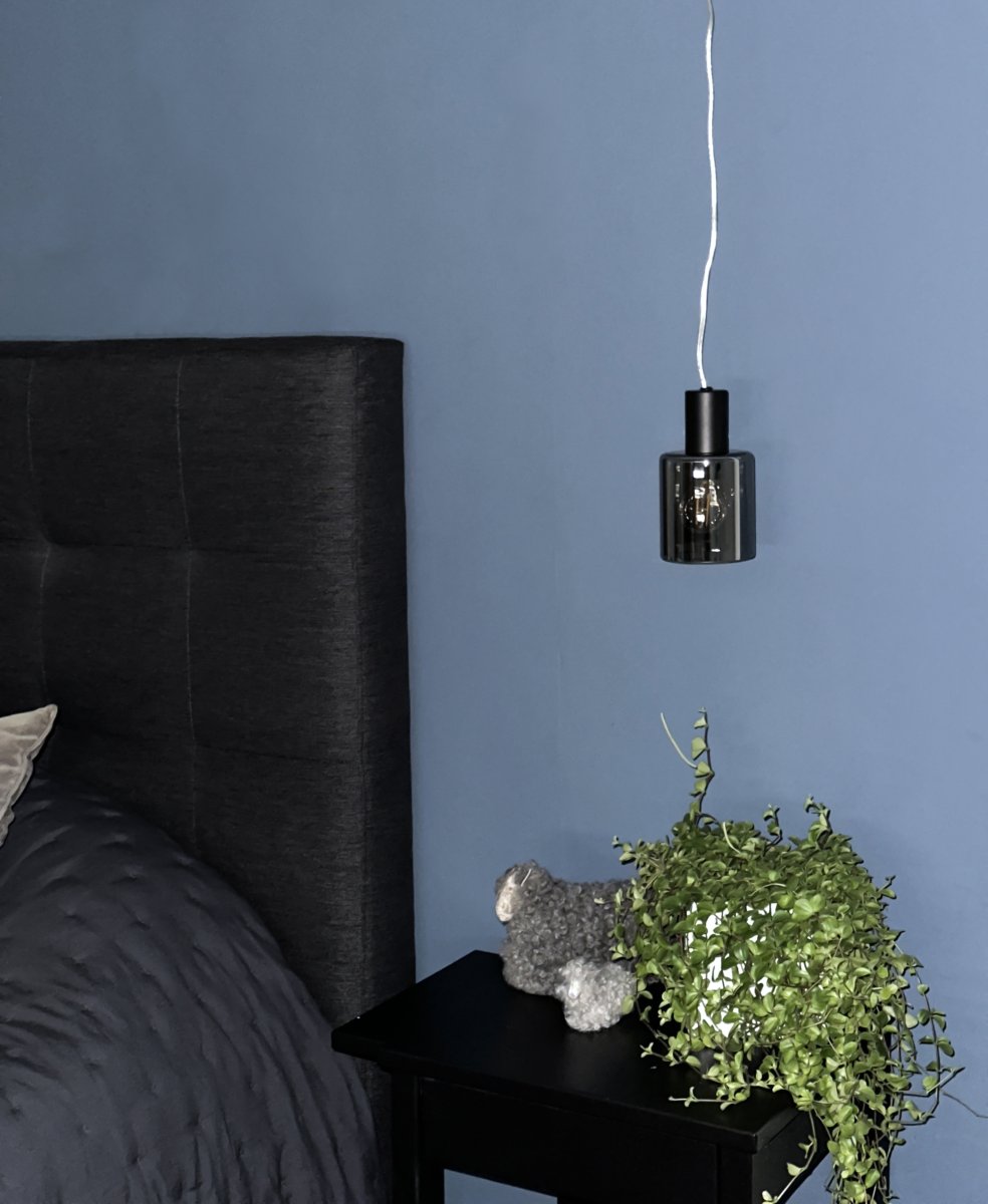 Cylinder Ø9 Zwart raamlamp Van Aneta Lighting - De lamp wordt met een beugel aan de kabel en stroomaansluiting met stekker gemonteerd.