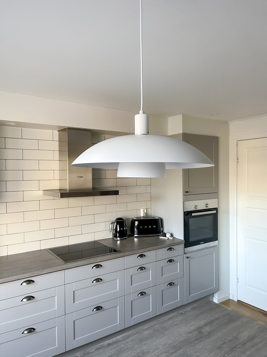 Alfa Ø42 Wit hanglamp Van Aneta Lighting - Alfa is een klassieke hanglamp met een modern tintje die goed past boven de keukentafel.