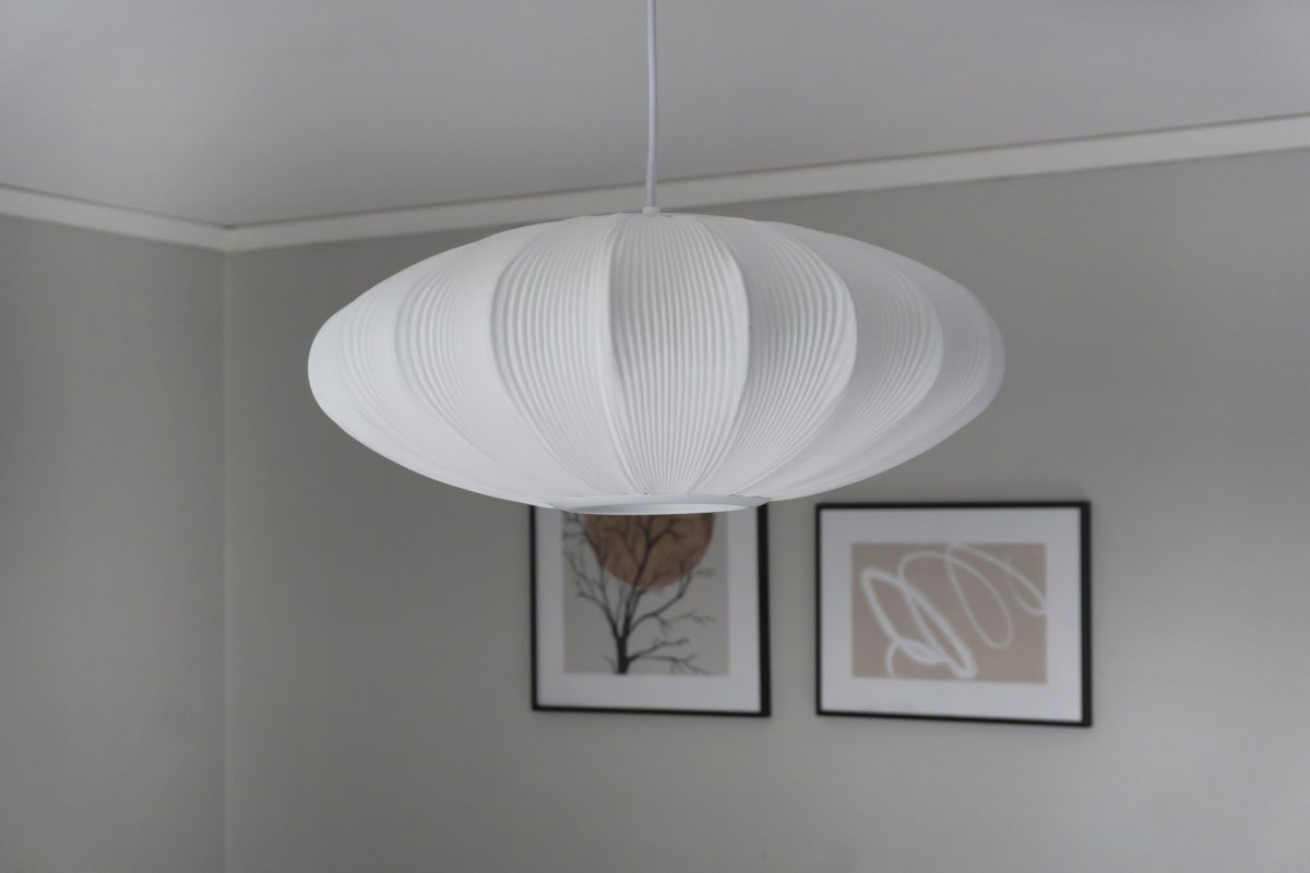 Mamsell Ø45 Wit hanglamp Van Aneta Lighting - De Mamsell plafondlamp is bekleed met fijn geplooide stretchstof die zorgt voor een aangenaam, licht gedempt licht.