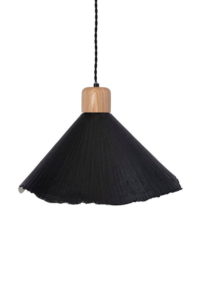 Linnea Ø40 Zwart hanglamp Van Globen Lighting - Het papier is gerecycled en ongebleekt en de bovenkant is zwart gelakt, wat een spannend contrast cre&euml;ert met de naturelkleurige houten lampenhouder.