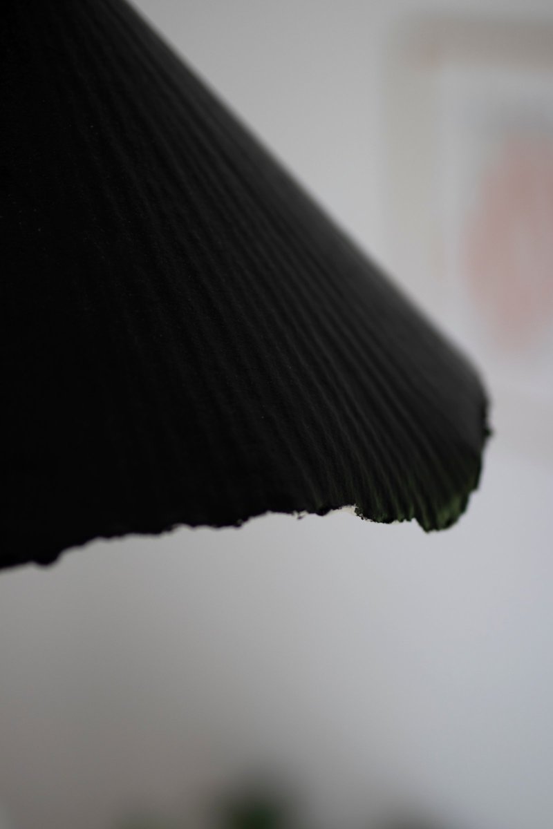 Linnea Ø40 Zwart hanglamp Van Globen Lighting - Het papier is gerecycled en ongebleekt en de bovenkant is zwart gelakt, wat een spannend contrast cre&euml;ert met de naturelkleurige houten lampenhouder.