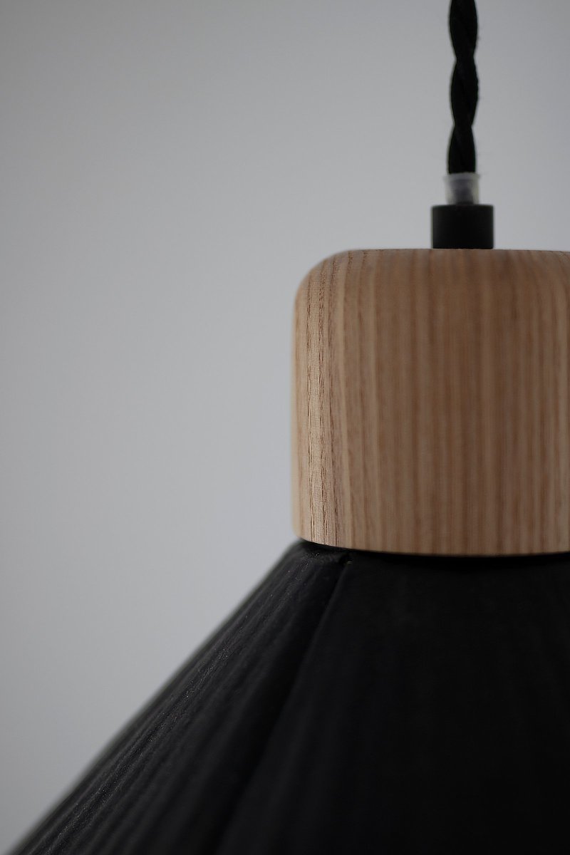 Linnea Ø40 Zwart hanglamp Van Globen Lighting - Het papier is gerecycled en ongebleekt en de bovenkant is zwart gelakt, wat een spannend contrast cre&euml;ert met de naturelkleurige houten lampenhouder.