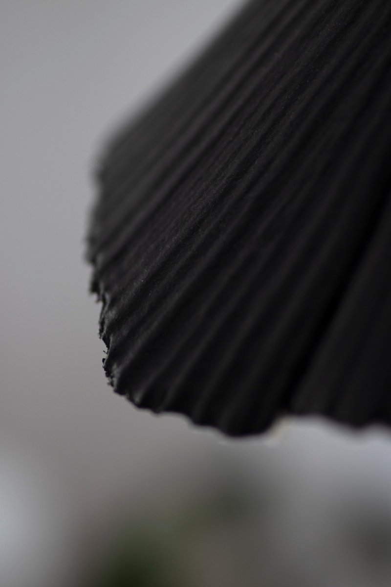 Linnea Ø40 Zwart hanglamp Van Globen Lighting - Het papier is gerecycled en ongebleekt en de bovenkant is zwart gelakt, wat een spannend contrast cre&euml;ert met de naturelkleurige houten lampenhouder.