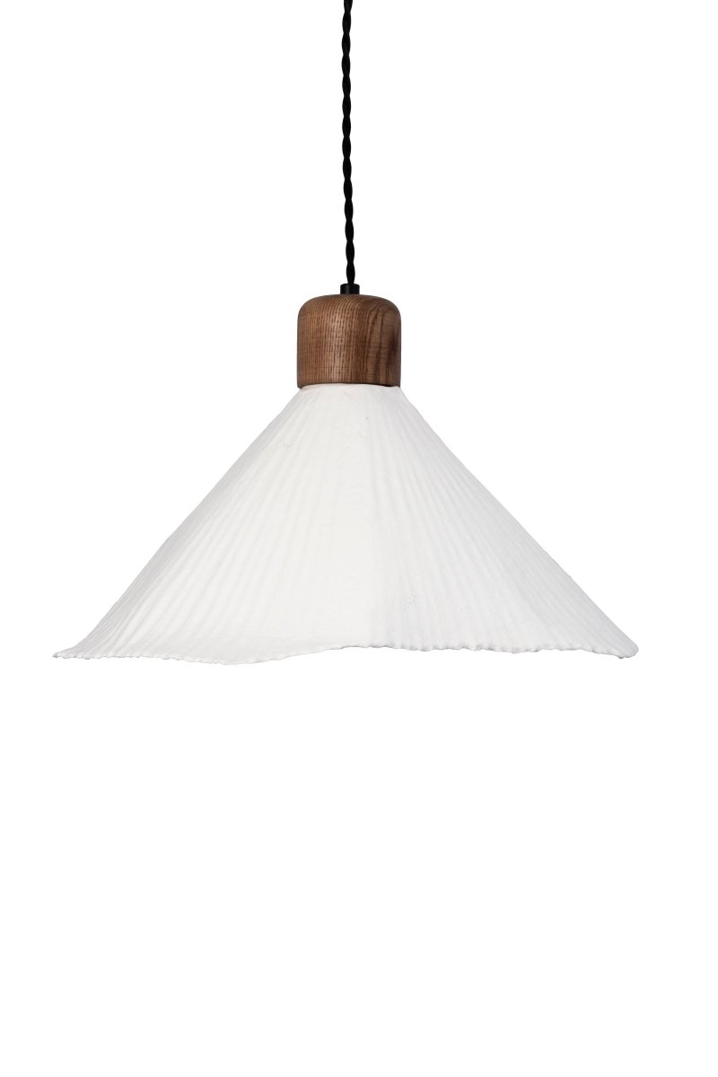 Linnea Ø40 hanglamp Van Globen Lighting - Deels dankzij het spannende materiaal en deels vanwege de klokvormige lampenkap die doet denken aan een prachtige Linnea-bloem.