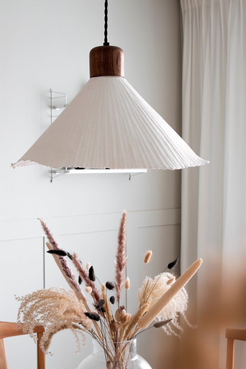 Linnea Ø40 hanglamp Van Globen Lighting - Deels dankzij het spannende materiaal en deels vanwege de klokvormige lampenkap die doet denken aan een prachtige Linnea-bloem.