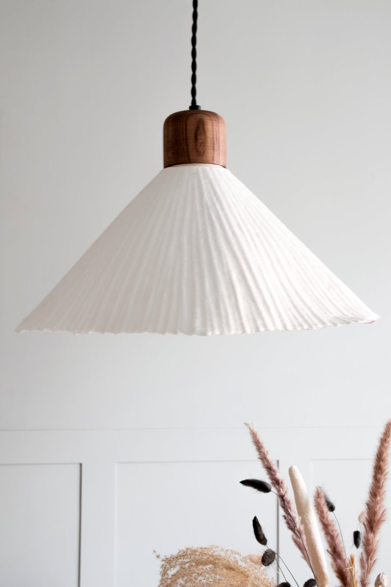 Linnea Ø40 hanglamp Van Globen Lighting - Deels dankzij het spannende materiaal en deels vanwege de klokvormige lampenkap die doet denken aan een prachtige Linnea-bloem.