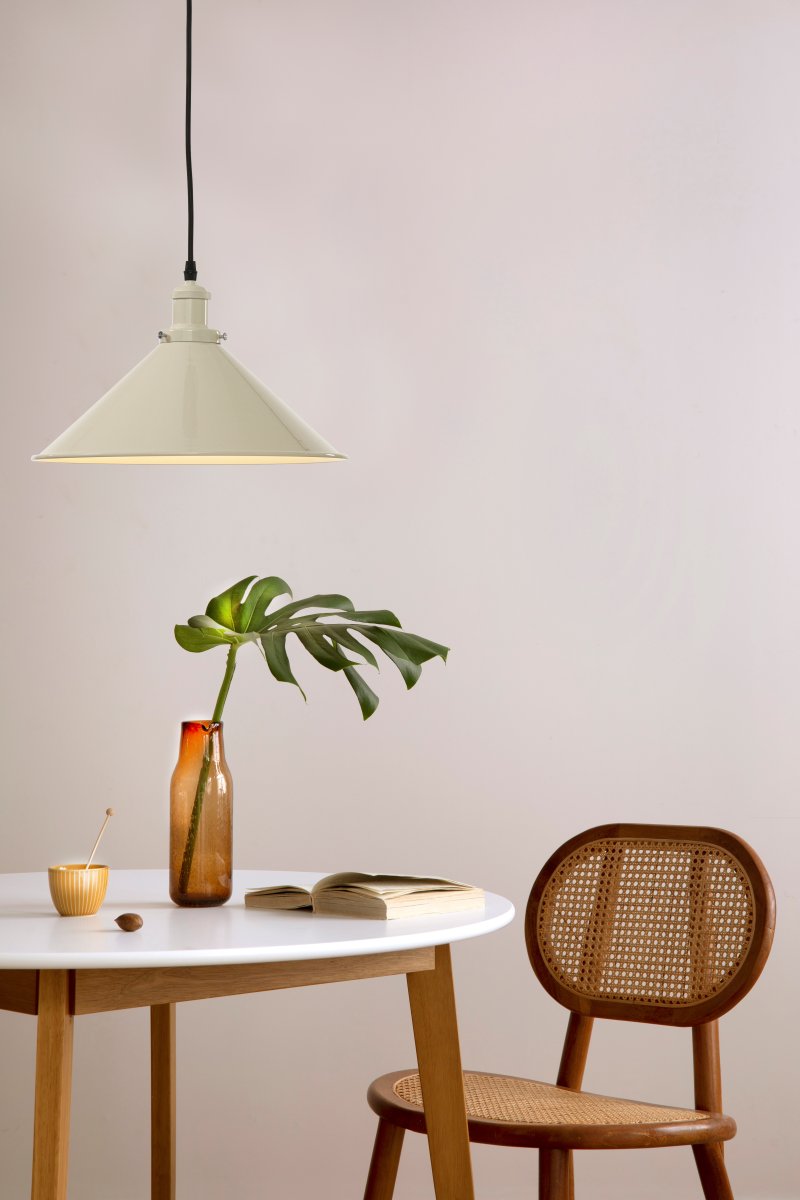 Paris Ø35 Beige hanglamp Van Aneta Lighting - Het vintage-geïnspireerde ontwerp past perfect in zowel klassieke als moderne interieurs en vormt een elegant detail in huis.