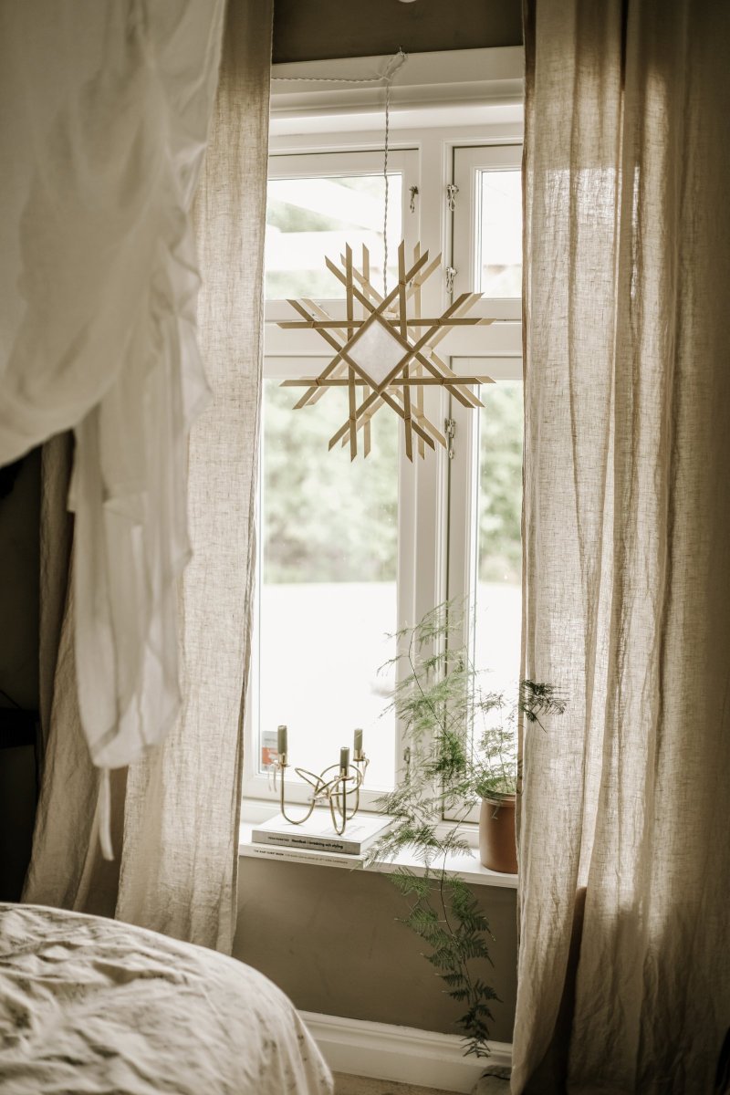 Lea Ø45 Natuur Van Globen Lighting - Deze lamp is een mooie blikvanger voor het raam, aan de muur of staand; een kantoor en is van beide kanten even mooi.