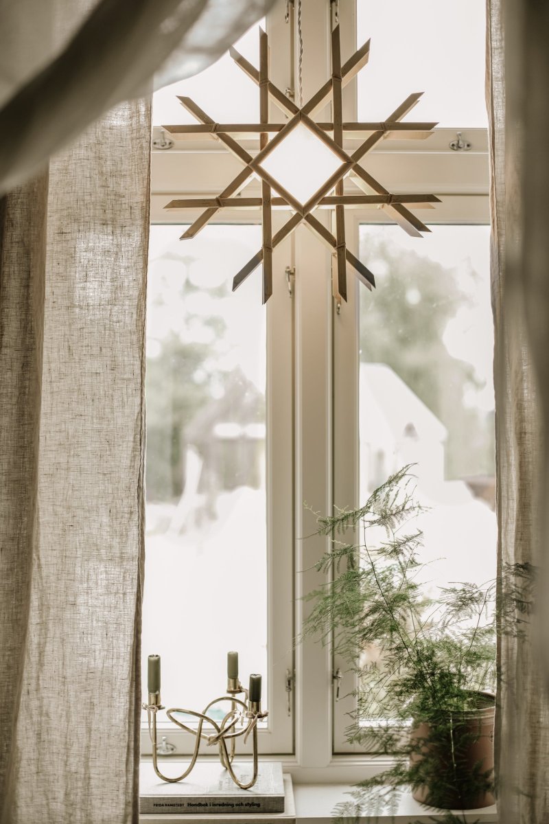 Lea Ø45 Natuur Van Globen Lighting - Deze lamp is een mooie blikvanger voor het raam, aan de muur of staand; een kantoor en is van beide kanten even mooi.