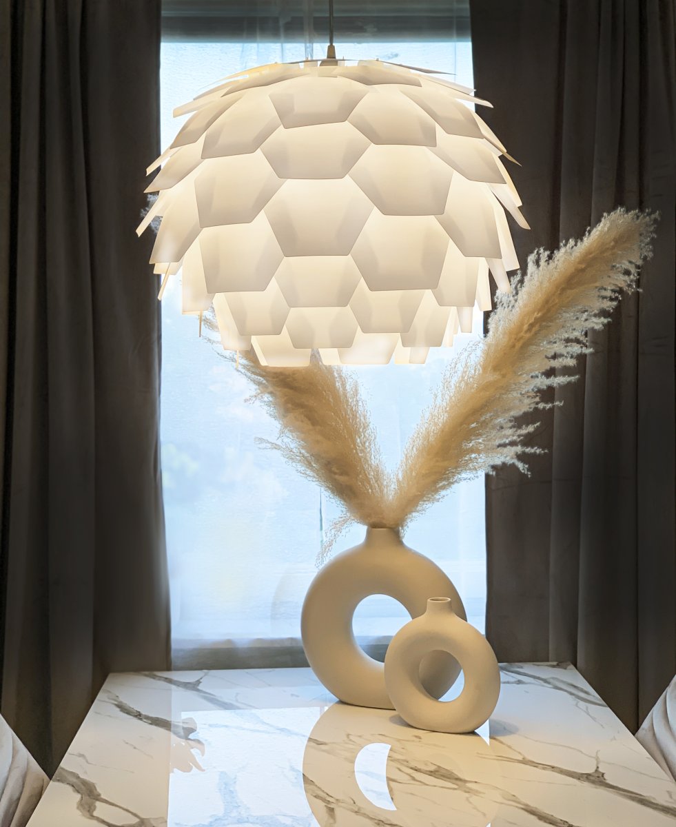Carpatica Ø60 Wit hanglamp Van Aneta Lighting - De plafondkap is gemaakt van wit kunststof en geschikt voor haakophanging.