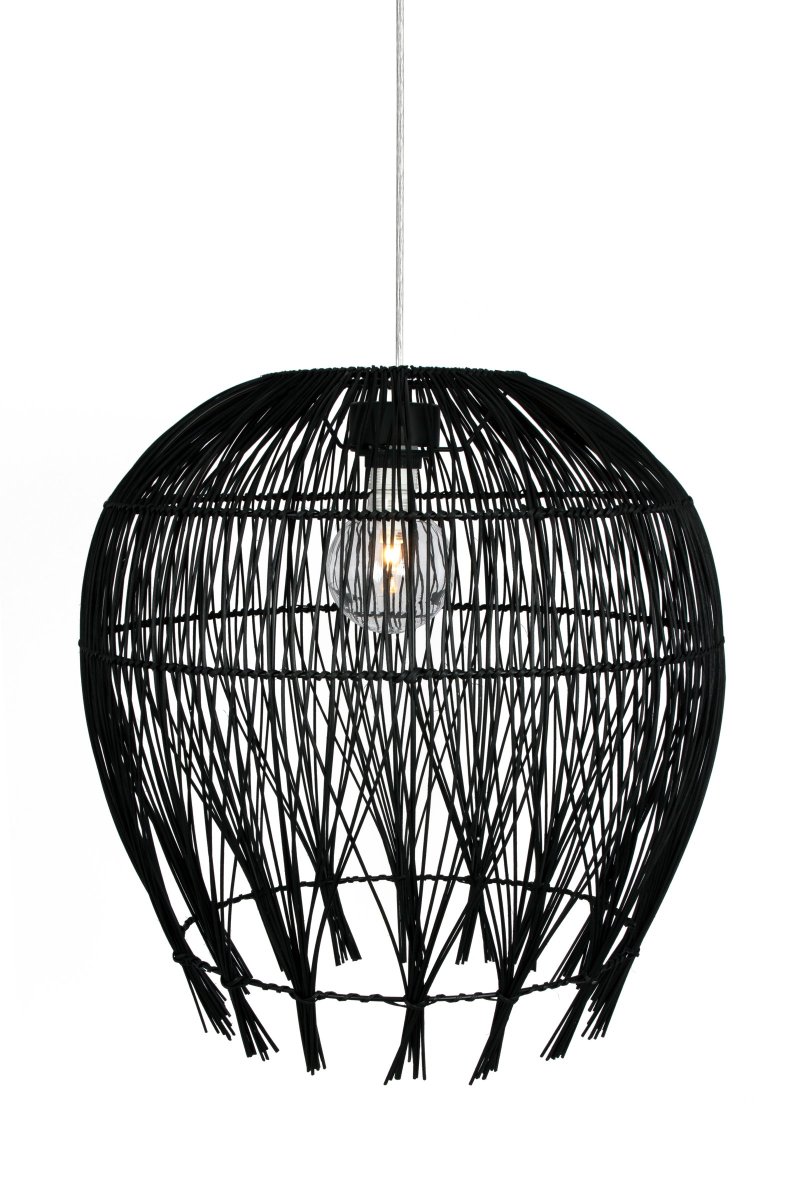 Montego Ø50 Zwart hanglamp Van Globen Lighting - Deze lampenkap is gemaakt van zwart rotan en de ophanging is apart verkrijgbaar.