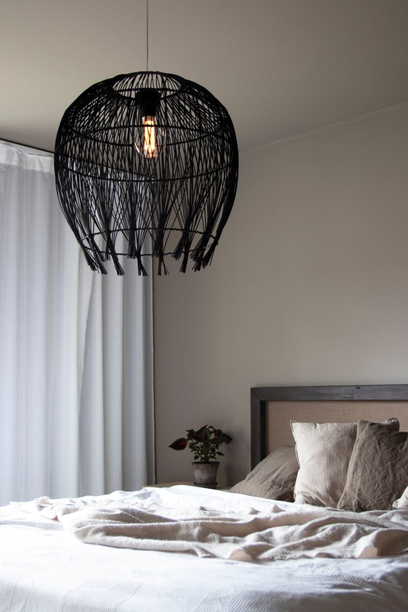 Montego Ø50 Zwart hanglamp Van Globen Lighting - Deze lampenkap is gemaakt van zwart rotan en de ophanging is apart verkrijgbaar.