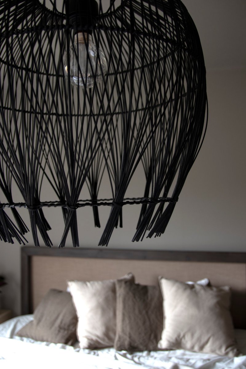Montego Ø50 Zwart hanglamp Van Globen Lighting - Deze lampenkap is gemaakt van zwart rotan en de ophanging is apart verkrijgbaar.