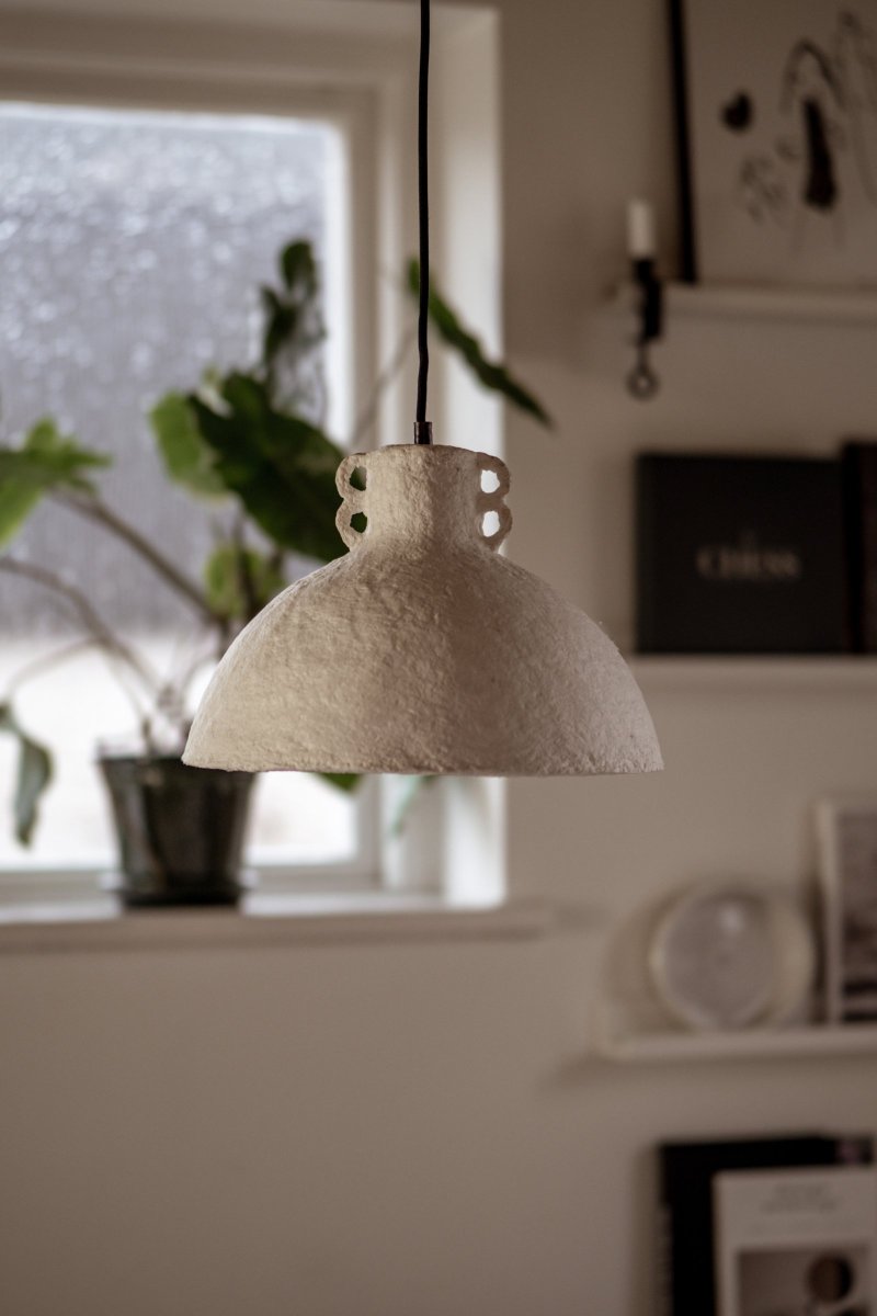 Maché Ø30 Wit hanglamp Van Globen Lighting - De ruwe structuur en het geluid op het bovenste gedeelte is een trendy uitdrukking.