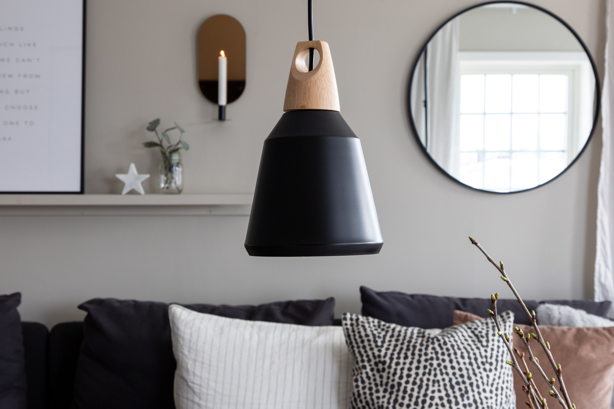 Nao Ø16 Zwart hanglamp Van Venture Design - Het is aan te raden om er meerdere in een groep boven de eettafel of meerdere naast elkaar boven de keuken te plaatsen.