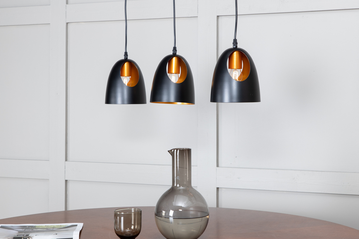 Elda 75cm Zwart hanglamp Van Venture Design - Plaats de lamp boven de eettafel of keuken en je krijgt niet alleen verlichting, maar ook een stijlvol interieurdetail bij je aankoop.
