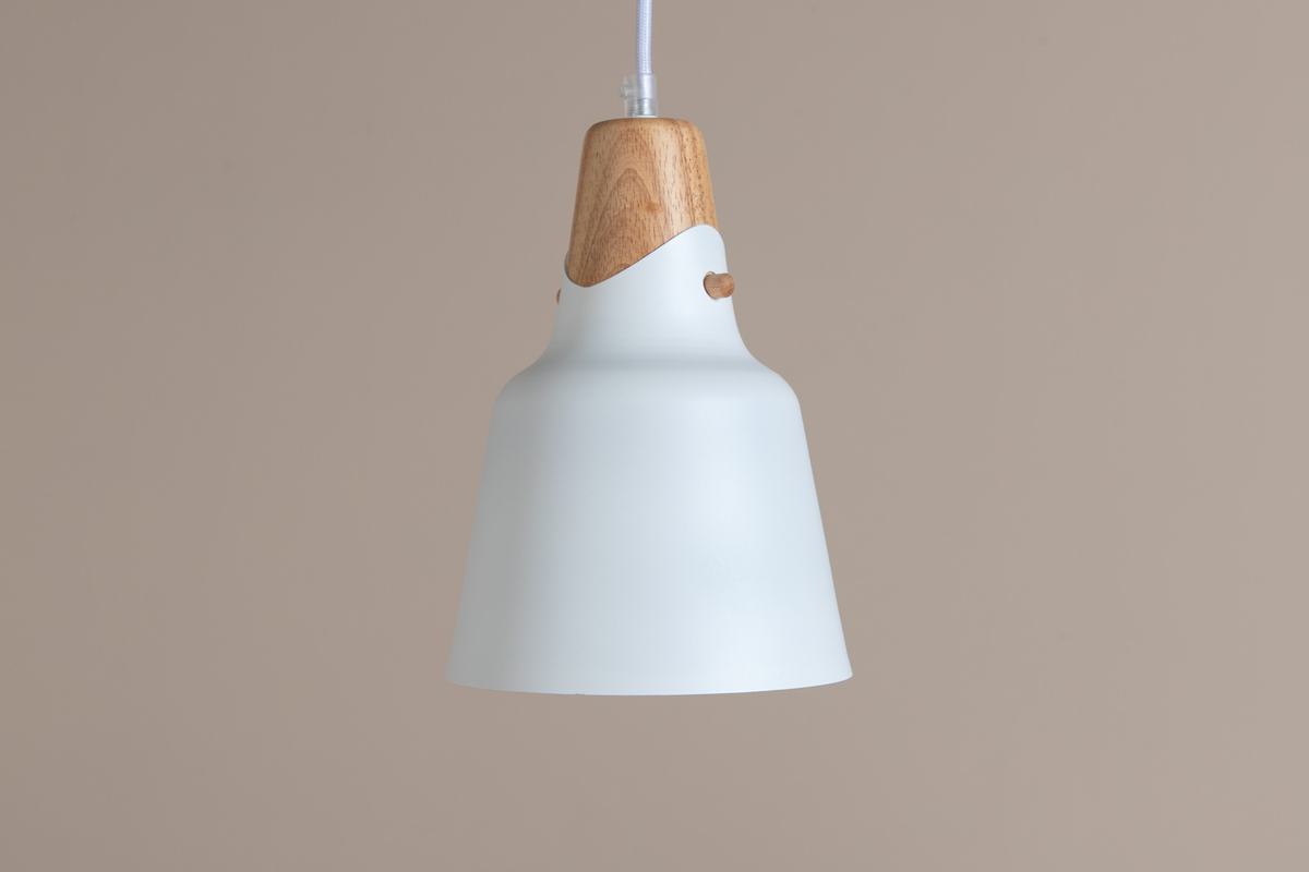 Rigel Ø16 Wit hanglamp Van Venture Design - Met de Rigel plafondlamp haal je moderne en strakke verlichting in huis die in de meeste kamers en interieurstijlen past.