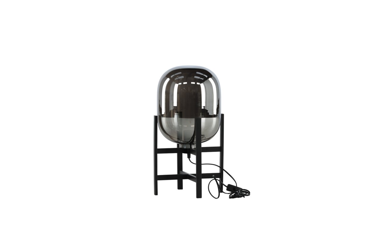 Altair 45cm Rookkleurig tafellamp Van Venture Design - De tafellamp heeft een massieve kap van gerookt glas met spiegeleffect, die rust op een decoratieve voet van zwart staal.