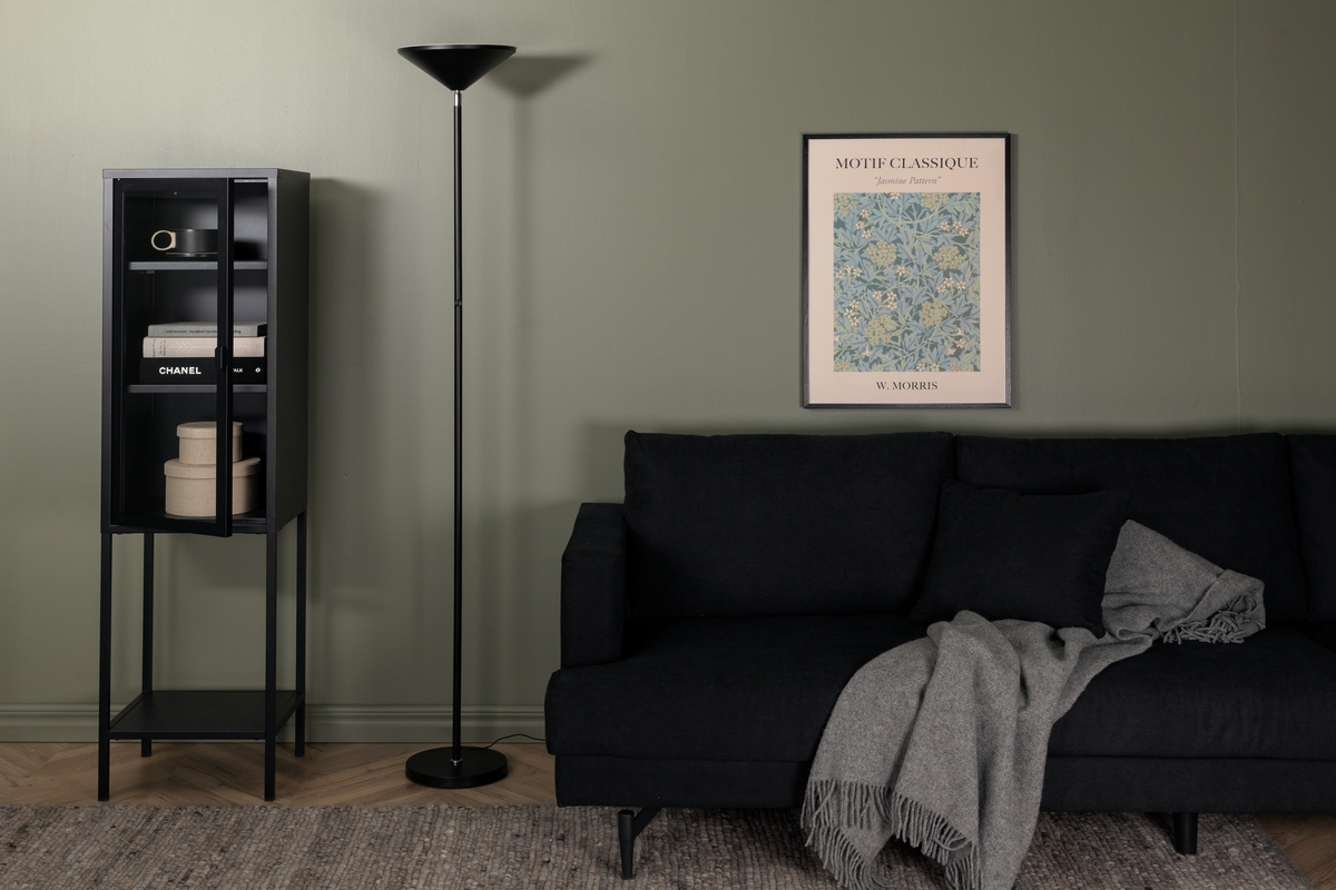 Corong Zwart vloerlamp Van Venture Design - Past perfect in een modern interieur en zorgt voor een aangenaam licht in uw kamer.