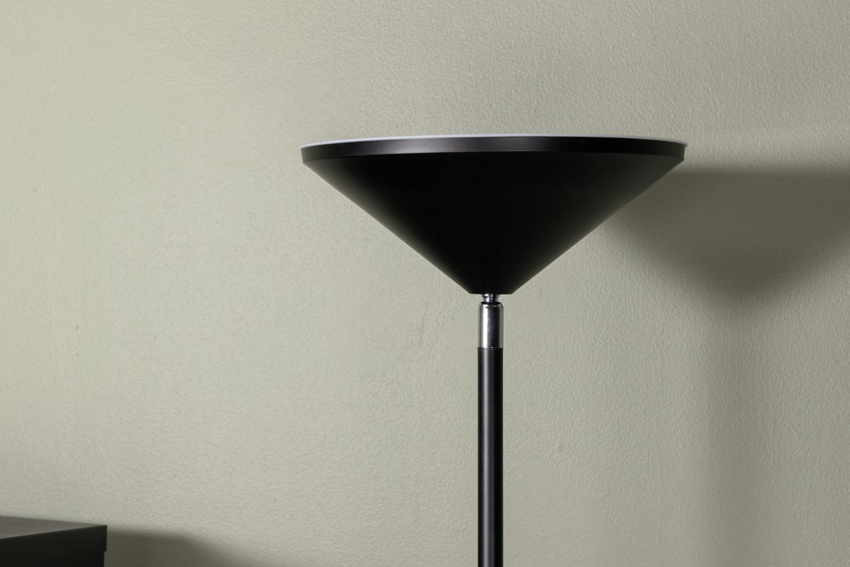 Corong Zwart vloerlamp Van Venture Design - Past perfect in een modern interieur en zorgt voor een aangenaam licht in uw kamer.