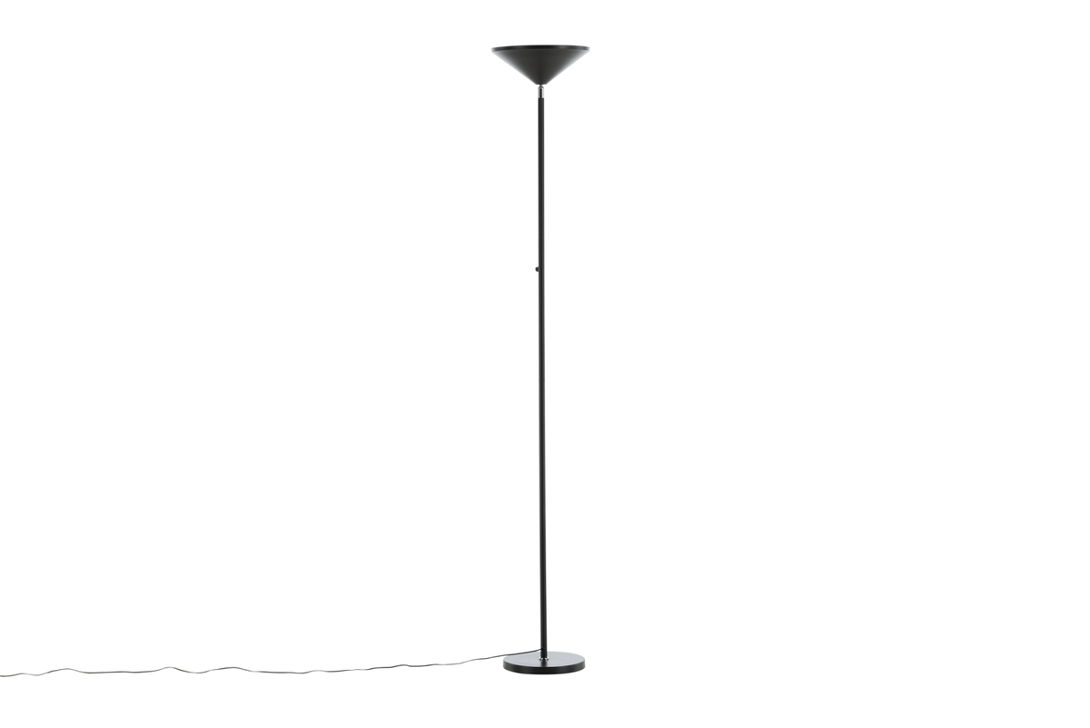 Corong Zwart vloerlamp Van Venture Design - Past perfect in een modern interieur en zorgt voor een aangenaam licht in uw kamer.