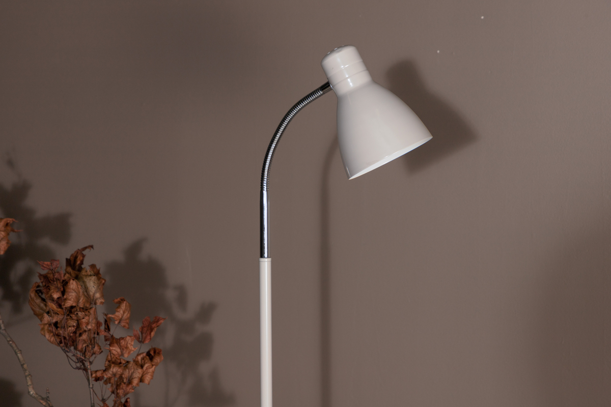 Lina Beige vloerlamp Van Venture Design - De Lina gloeilamp met flexibele arm en verstelbare kap past perfect naast de bank of fauteuil voor al die leesmomenten &#39;s avonds!