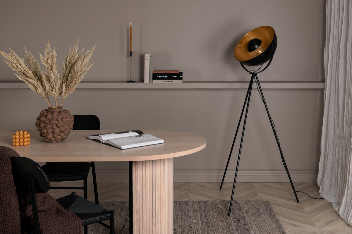 Search Zwart vloerlamp Van Venture Design - Met de dunne pootjes is de lamp stijlvol en een perfecte staande lamp voor wie net dat beetje extra wil!