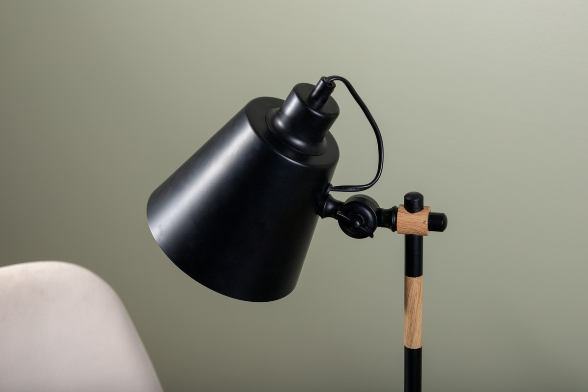 Skott 58cm Zwart bureaulamp Van Venture Design - Wordt geleverd met een zwart snoer, schakelaar en stekker.