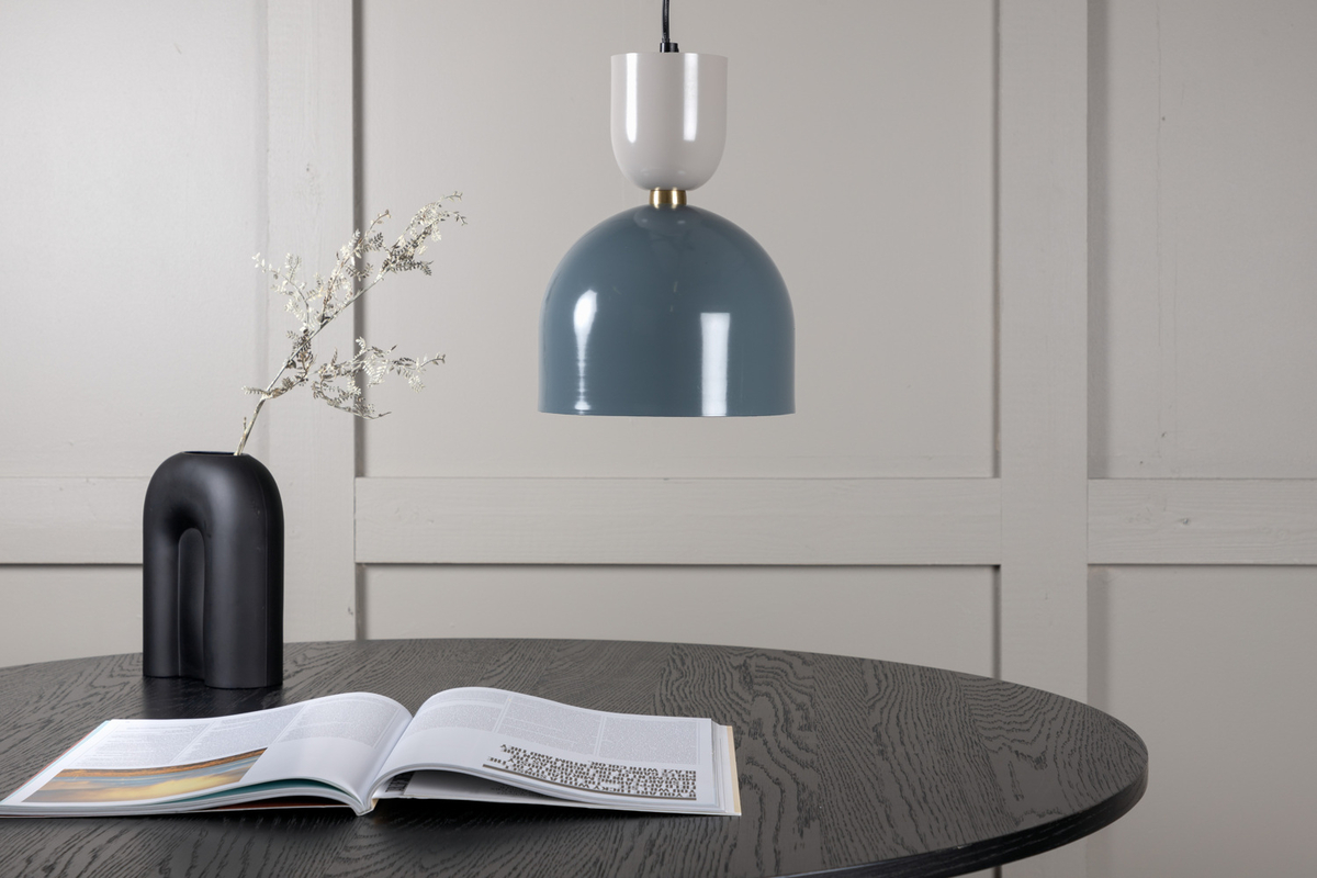 Tim Ø20 Blauw hanglamp Van Venture Design - De gedempte, blauwe kleur in combinatie met de beige kleur en messing details zorgt voor een sfeervolle uitstraling.