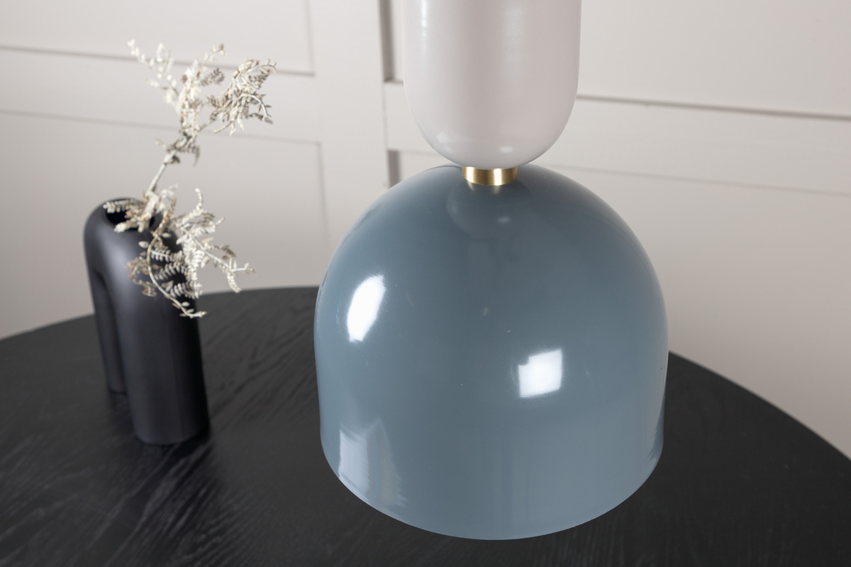 Tim Ø20 Blauw hanglamp Van Venture Design - De gedempte, blauwe kleur in combinatie met de beige kleur en messing details zorgt voor een sfeervolle uitstraling.