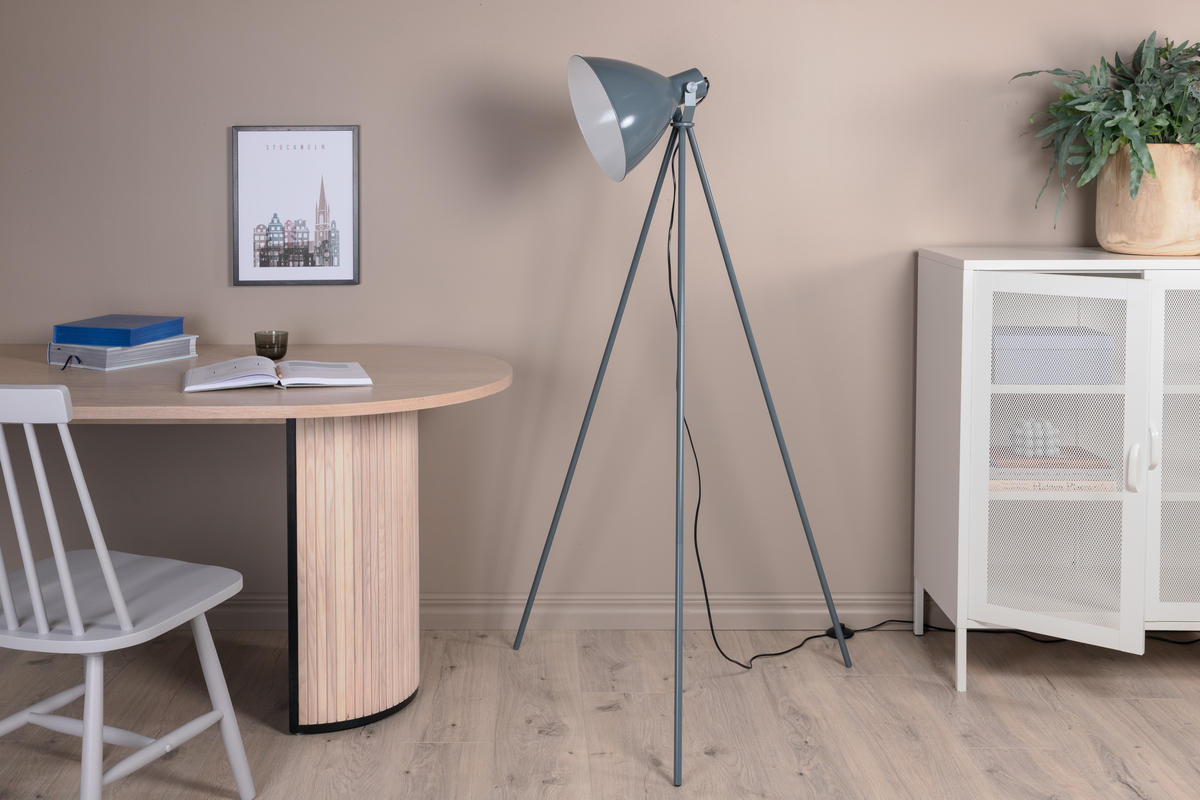 Tiv Blauw vloerlamp Van Venture Design - Het moderne design in combinatie met de gedempte blauwe kleur maakt de lamp een zachte blikvanger die opgaat in de kamer en deze tegelijkertijd opfleurt!