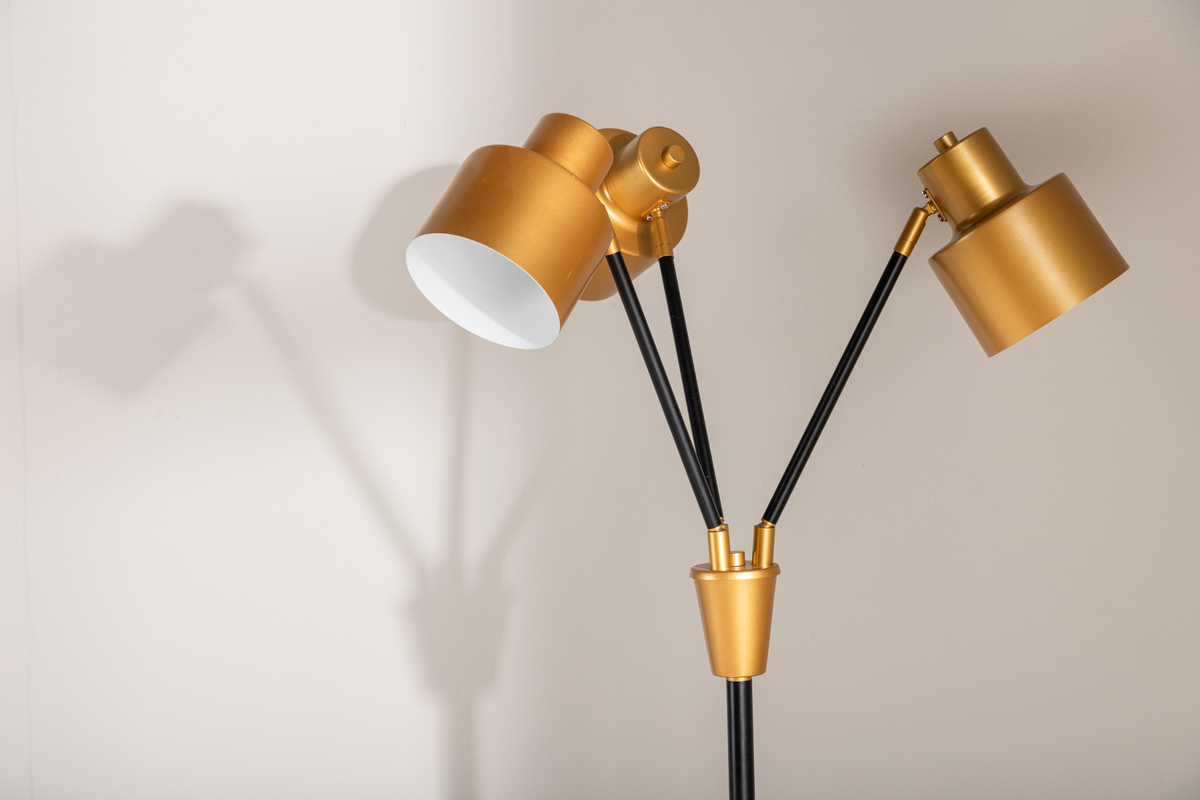 Vifta 3 Zwart vloerlamp Van Venture Design - Staande lamp met een zwarte en messing afwerking, met drie kappen die naar wens verstelbaar zijn.