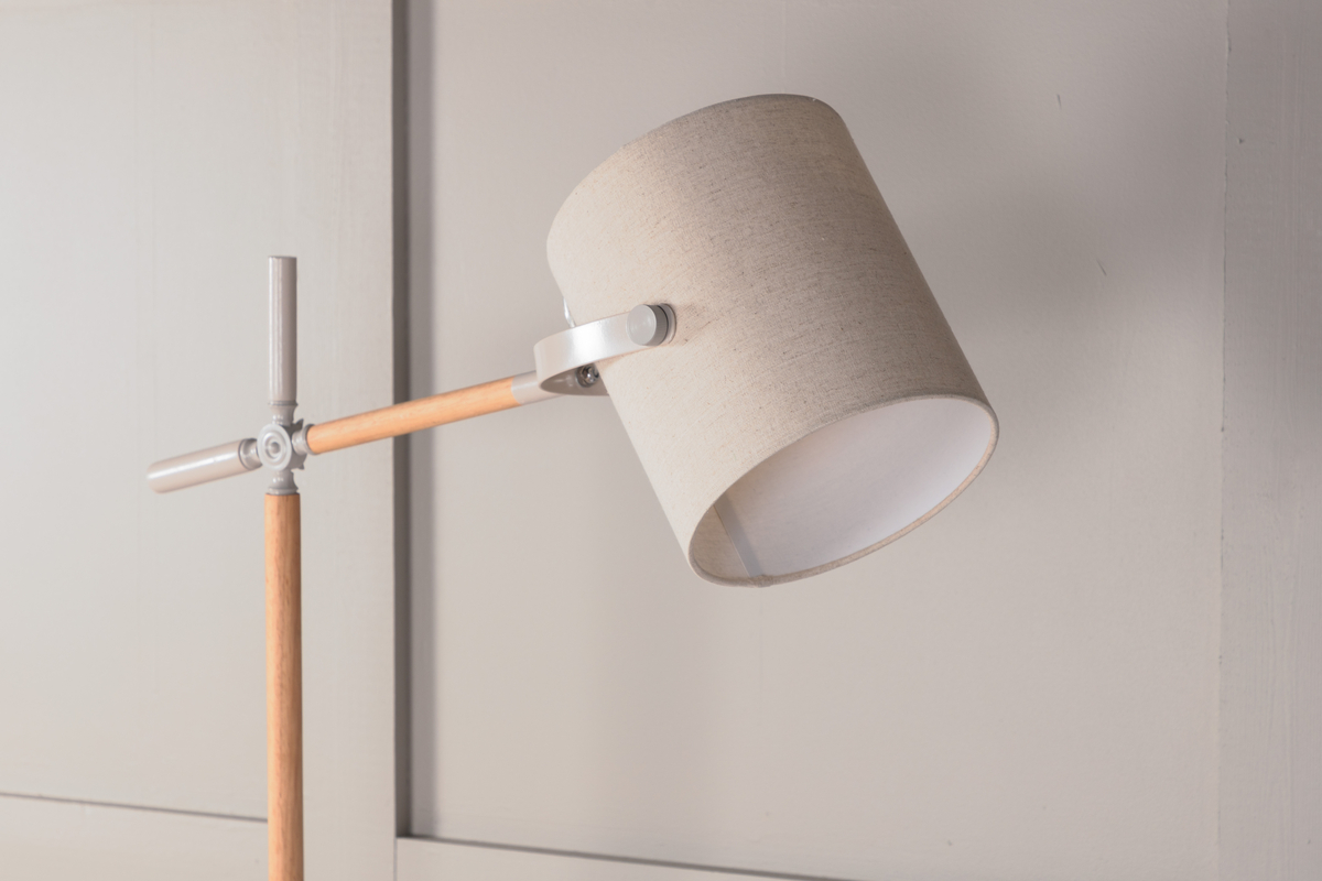 Dennis Beige/hout vloerlamp Van Venture Design - Dennis is een moderne staande lamp met een verstelbare schacht en een beige linnen kap die een zachte en aangename gloed geeft.