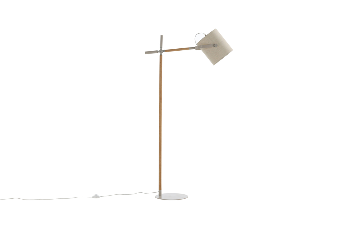 Dennis Beige/hout vloerlamp Van Venture Design - Dennis is een moderne staande lamp met een verstelbare schacht en een beige linnen kap die een zachte en aangename gloed geeft.