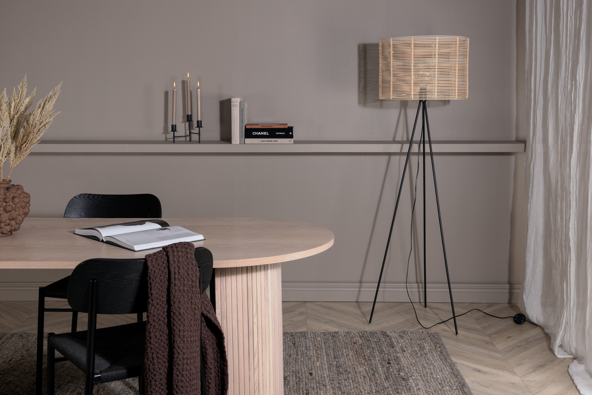Fence Zwart vloerlamp Van Venture Design - FENCE is een moderne vloerlamp van rotan die een prachtige gloed aan de kamer geeft.