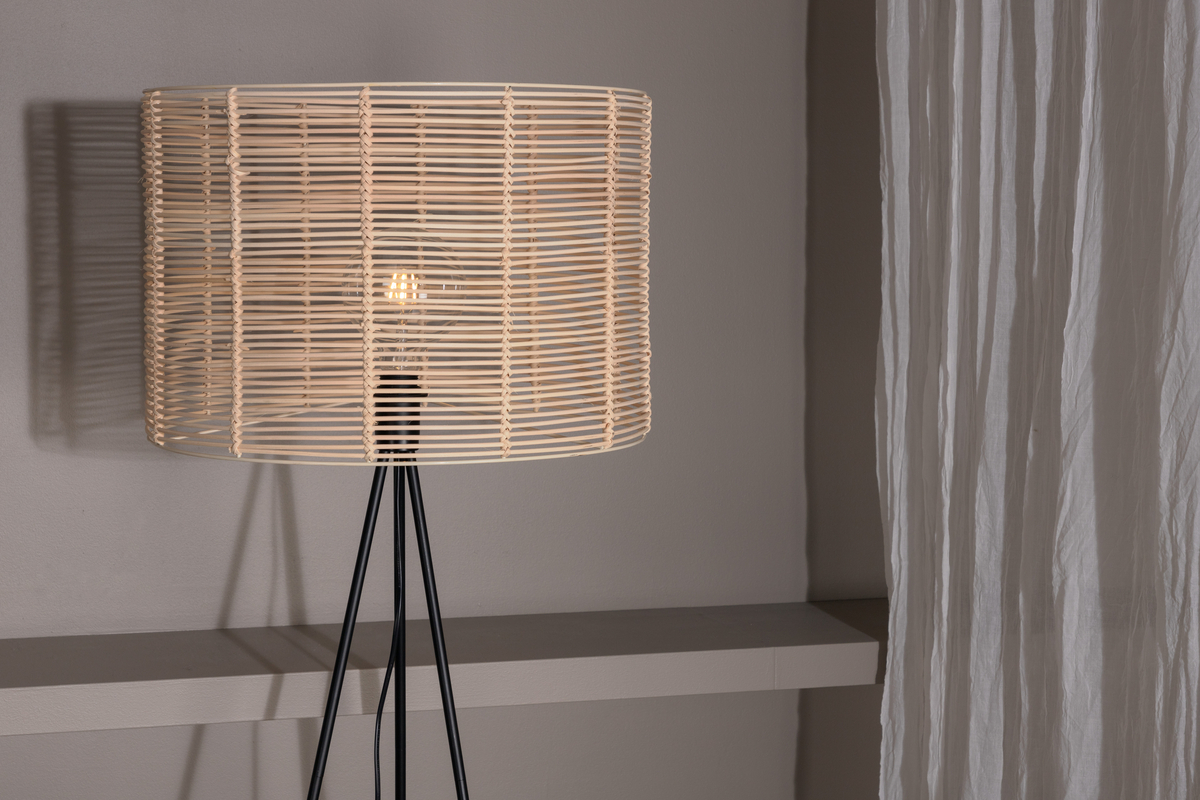 Fence Zwart vloerlamp Van Venture Design - FENCE is een moderne vloerlamp van rotan die een prachtige gloed aan de kamer geeft.