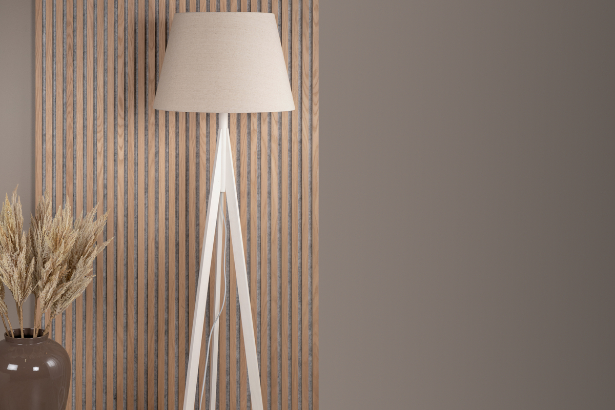 Kona Wit vloerlamp Van Venture Design - Kona is een stijlvolle houten vloerlamp met witte poten en een beige linnen kap.
