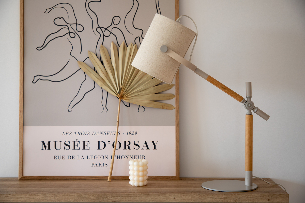 Dennis 66cm Beige/hout bureaulamp Van Venture Design - De linnen lampenkap geeft de kamer een aangenaam licht en de combinatie van de beige en houten details maakt de lamp zowel stijlvol als tijdloos.
