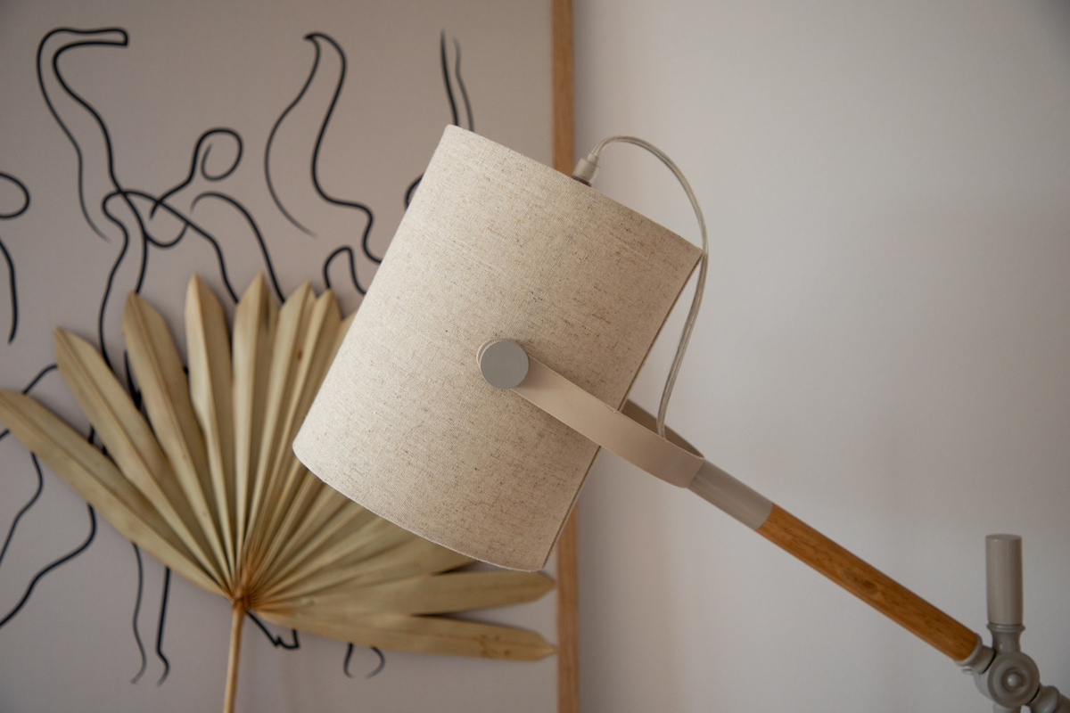 Dennis 66cm Beige/hout bureaulamp Van Venture Design - De linnen lampenkap geeft de kamer een aangenaam licht en de combinatie van de beige en houten details maakt de lamp zowel stijlvol als tijdloos.