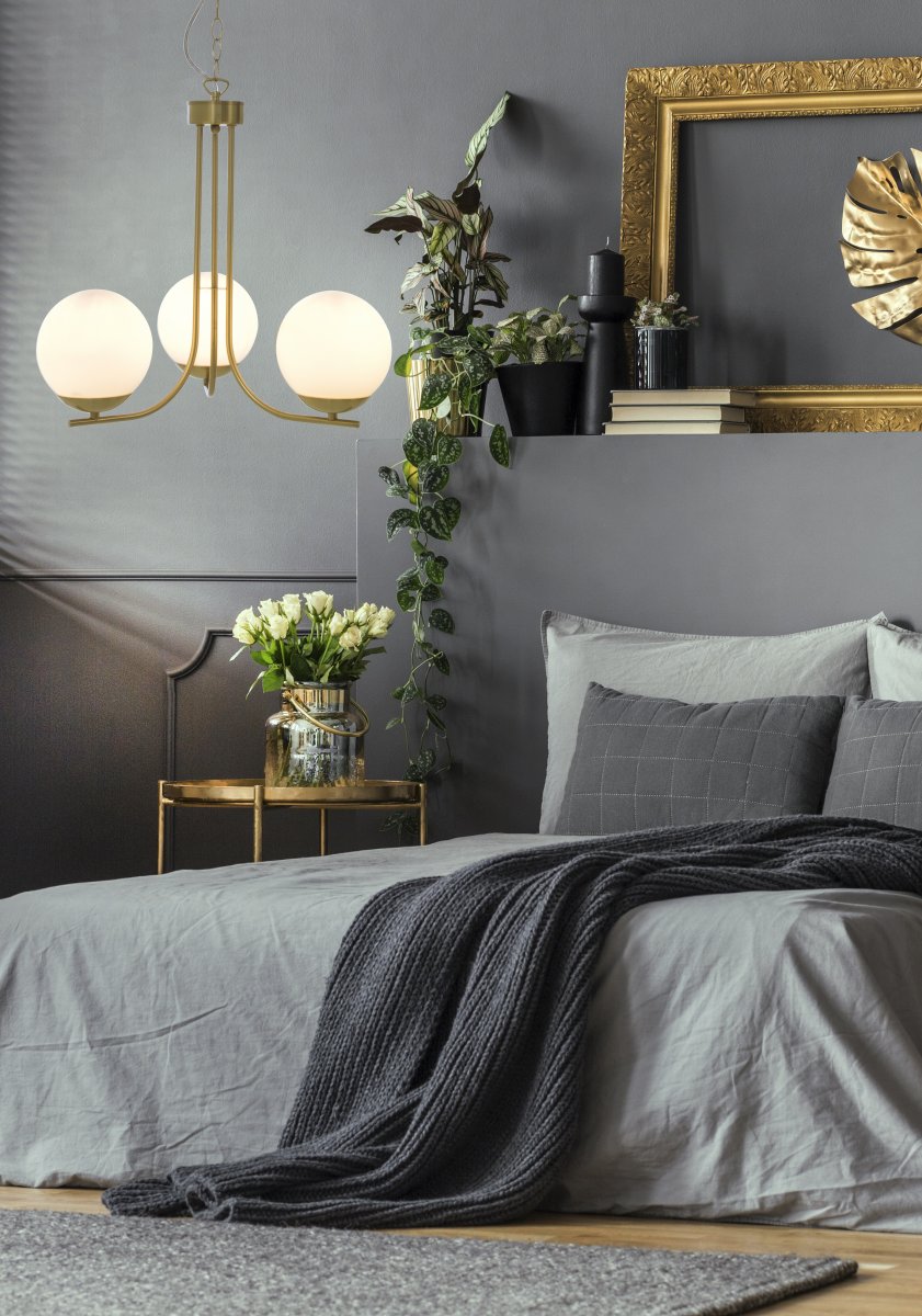 Orfeus Ø44 Mat messing hanglamp Van Aneta Lighting - ORFEUS is een plafondlamp in mat messing met drie glazen kappen in opaalwit.