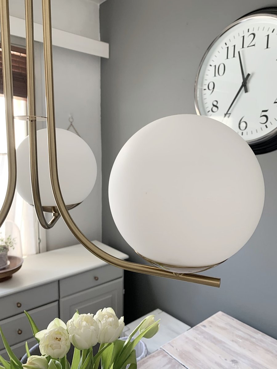 Orfeus Ø44 Mat messing hanglamp Van Aneta Lighting - ORFEUS is een plafondlamp in mat messing met drie glazen kappen in opaalwit.